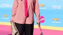 Billie Eilish tampil super menggemaskan di red carpet premiere Barbie. Sepatu yang besar, dipadu dengan oversized pants berwarna hitam, kemeja bergaris berwarna pink, dan dasi merah yang mengkilap. Foto: Instagram.