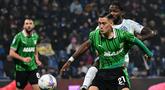 Pemain Sassuolo, Jay Idzes (depan) berebut bola dengan pemain Inter Milan, Marcus Thuram dalam laga lanjutan Liga Italia 2025/2026 di Mapei Stadium, Minggu (08/02/2026) waktu setempat. (AFP/Piero Cruciatti)