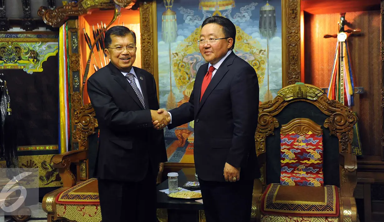 Wapres Jusuf Kalla (kiri) bersalaman dengan Presiden Mongolia Tsakhiagiin Elbegdorj (kanan) di State Great Khural Palace, Mongolia, Kamis (14/7). (TIM MEDIA WAPRES)