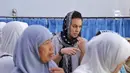 Ia juga tidak mau menjawab pertanyaan para pewarta yang sudah lama di rumah duka. (Adrian Putra/Bintang.com)