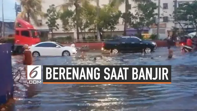 VIDEO: Aksi Anak-anak Filipina Berenang di Jalanan Banjir