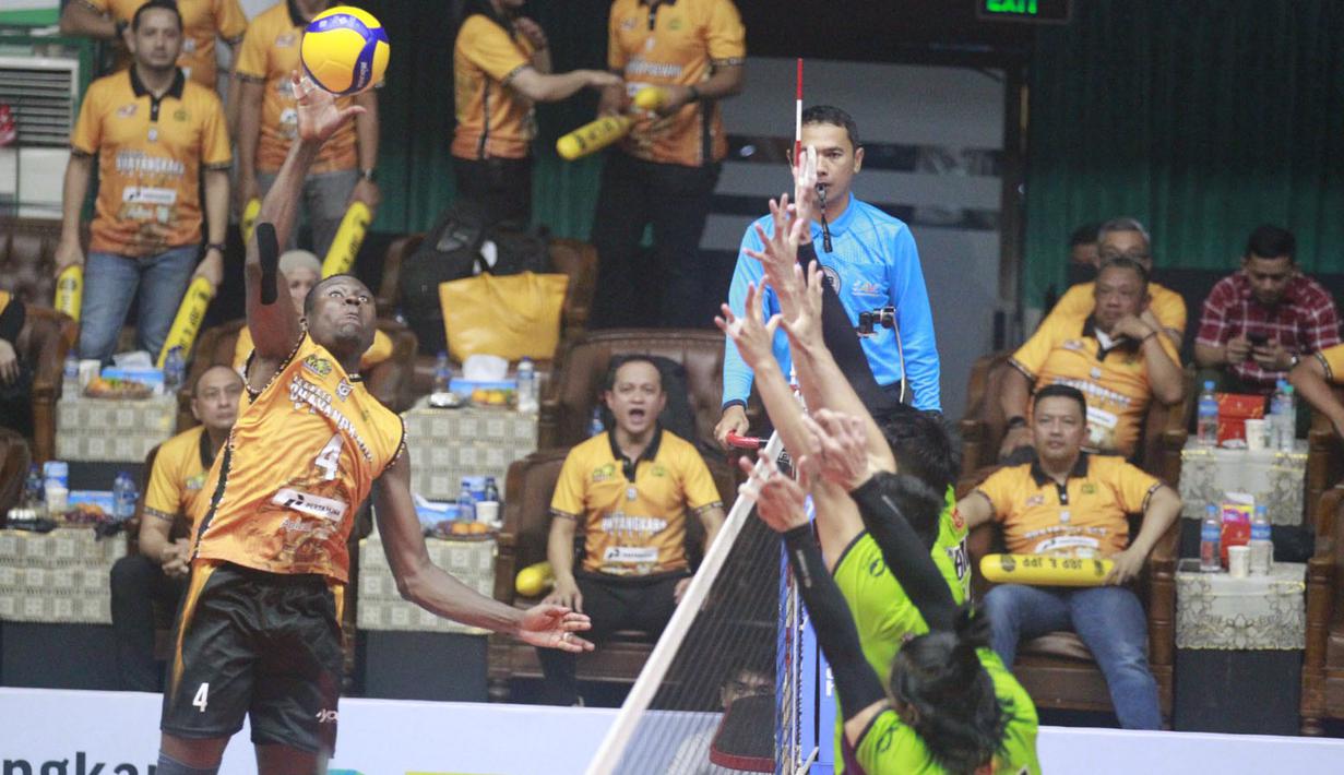 <p>Pemain Jakarta Bhayangkara Presisi, Daudi Okello melepaskan spike saat menghadapi Jakarta STIN BIN pada laga seri keempat putaran pertama PLN Mobile Proliga 2024 di GOR Tri Dharma Petrokimia, Gresik, Jawa Timur, Jumat (17/5/2024). Jakarta Bhayangkara Presisi kalah 1-3 (25-14, 21-25, 20-25 dan 21-25). (Dok. PBVSI)</p>