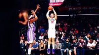 Bintang Los Angeles Clippers, Blake Griffin, mencetak 18 poin untuk memimpin timnya mengalahkan Sacramento Kings di Staples Center, Los Angeles, Kamis (12/10/2017). (Bola.com/Twitter/LAClippers)