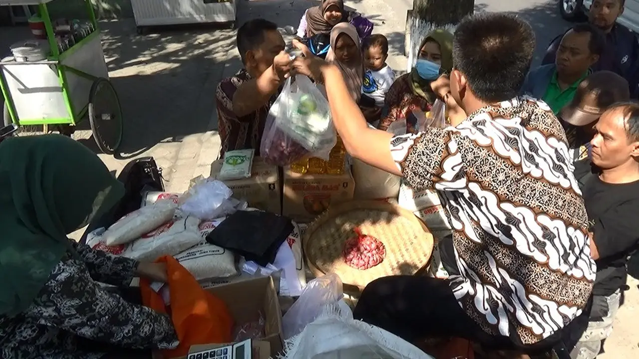 Warga Serbu Kendaraan Sembako Bulog di Tulungagung