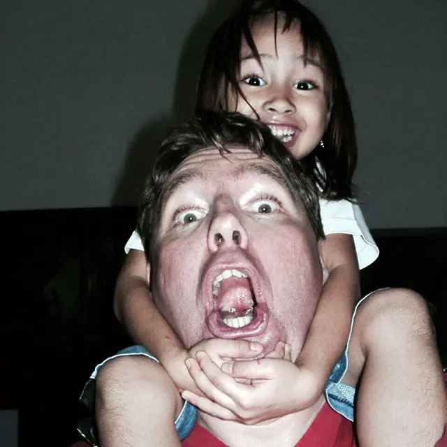 6 Foto Masa Kecil Caitlin Halderman, Ekspresif Sedari Dulu
