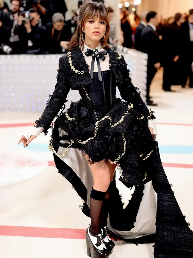 15 Selebriti dengan Busana Terbaik di Met Gala 2023, Anne Hathaway hingga Rihanna