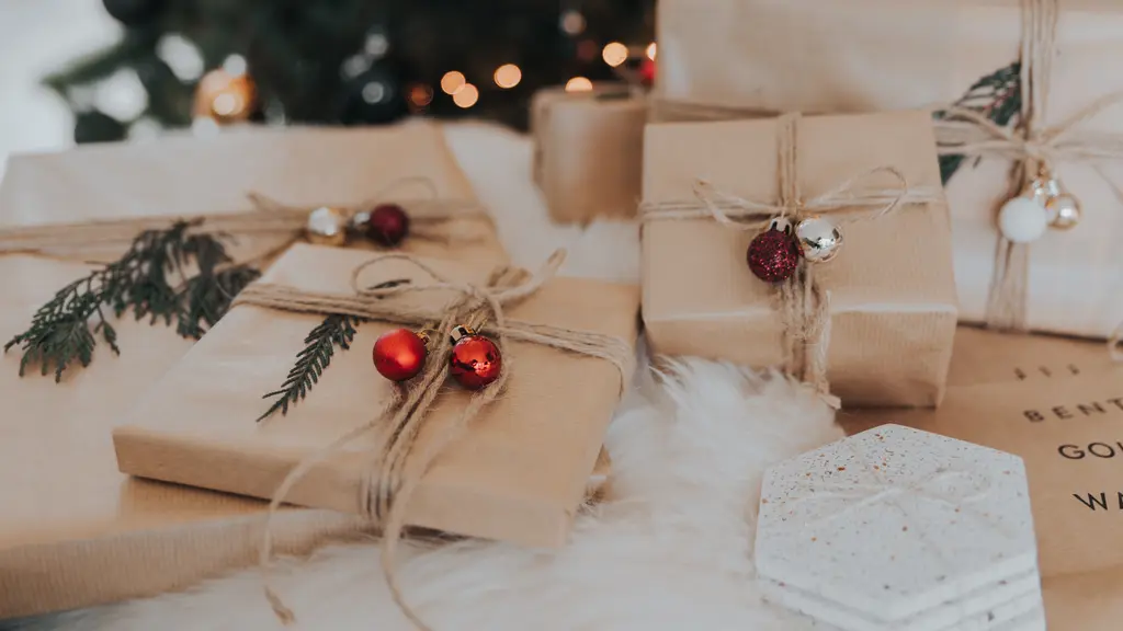 Ilustrasi kado, Natal. (Photo by Lore Schodts on Unsplash)