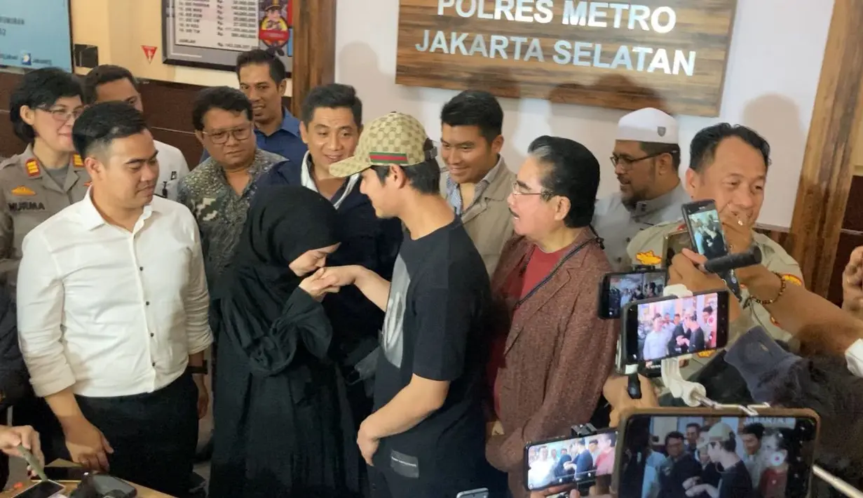 Lesti menyambut tangan suami dan menciumnya sebagai tanda bakti. [KapanLagi,com/Irfan Kafril]