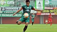Striker PSS Sleman, Riski Novriansyah unjuk gigi di Indonesia Soccer Championship B. (Bola.com/Romi Syahputra)