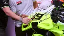 <p>Detail fairing motor milik pembalap MotoGP, Fabio Di Giannantonio dalam launching tim Pertamina Enduro VR46 yang berlangsung di Balai Kartini, Jakarta, Sabtu (25/01/2025). (Bola.com/Bagaskara Lazuardi)</p>