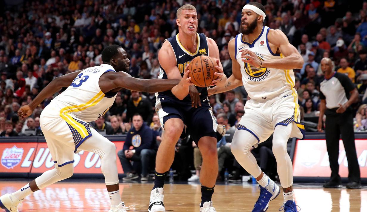 Pebasket Denver Nuggets, Mason Plumlee, berusaha melewati hadangan pebasket Golden State Warriors pada laga NBA di Pepsi Center, Denver, Sabtu (4/11/2017). Warriors menang 127-108 atas Nuggets. (AFP/Matthew Stockman)