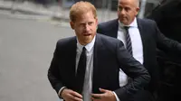 Pangeran Harry, Duke of Sussex tiba di Pengadilan Tinggi di London saat dia mengajukan gugatan terhadap penerbit surat kabar atas dugaan peretasan telepon. (dok. Daniel LEAL / AFP)