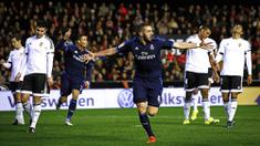 Striker Real Madrid, Karim Benzema, merayakan gol yang dicetaknya ke gawang Valencia pada laga La Liga Spanyol di Stadion Mestalla, Spanyol, Senin (4/1/2016). Kedua tim bermain imbang 2-2. (EPA/Biel Alino)