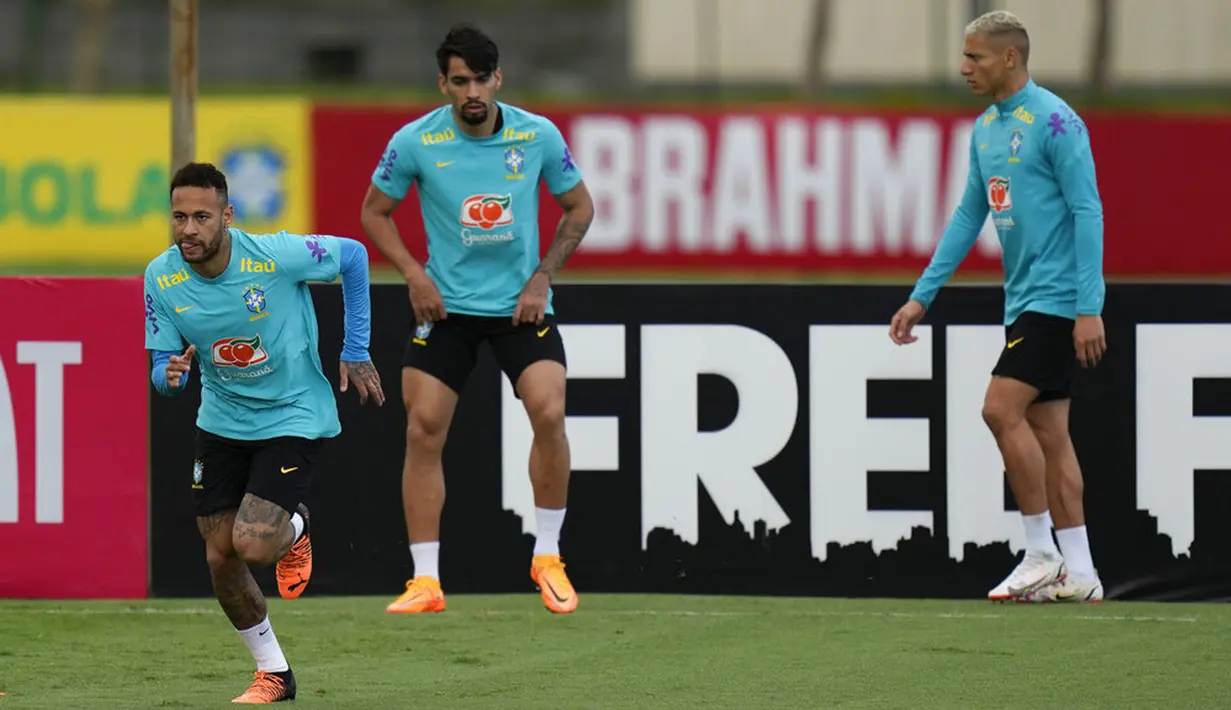 Pemain Brasil Neimar (kiri), Lucas Paqueta, dan Richarlison saat sesi latihan di pusat pelatihan Granja Comary, Teresopolis, Brasil, 23 Maret 2022. Brasil akan menghadapi Chile pada pertandingan sepak bola kualifikasi Piala Dunia 2022 di Rio de Janeiro. (AP Photo/Silvia Izquierdo)