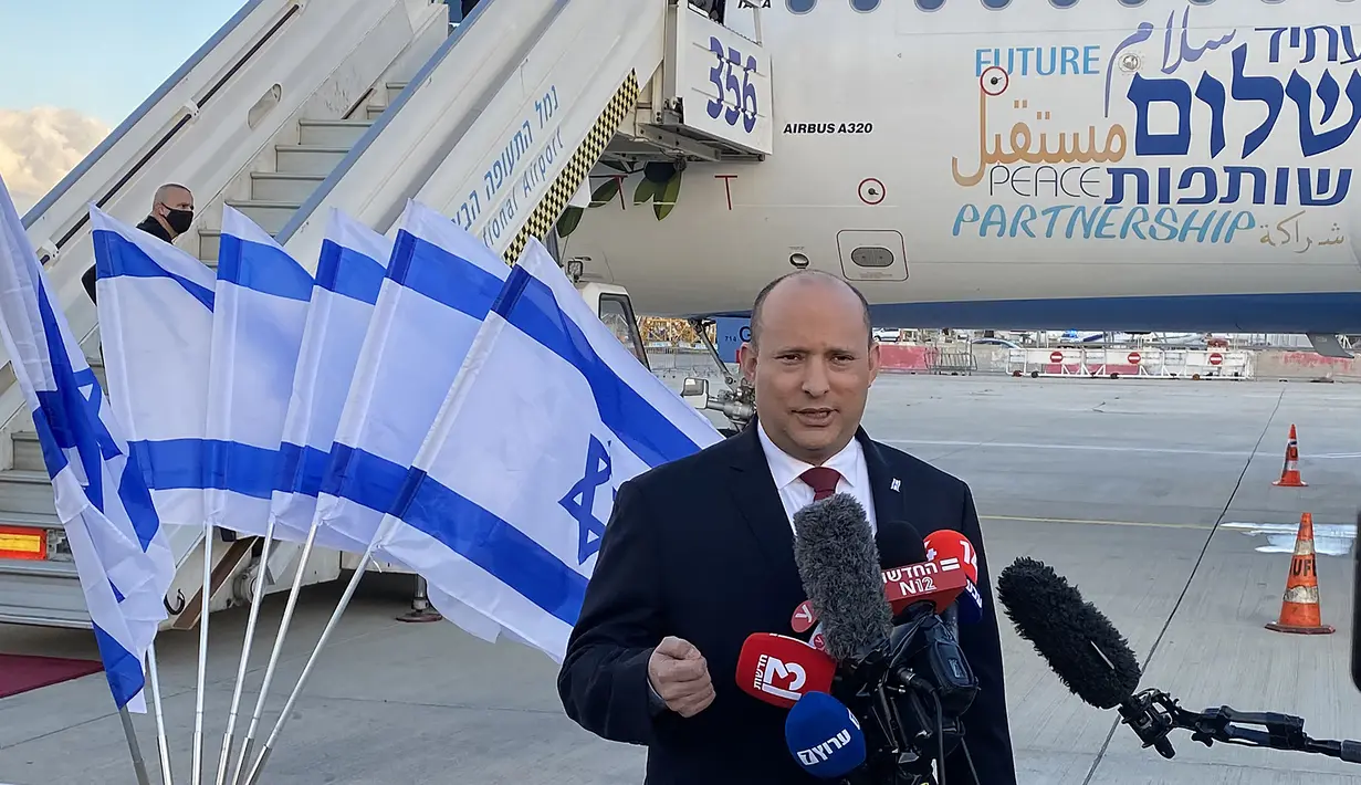 Perdana Menteri Israel Naftali Bennett menyampaikan pidato saat keberangkatannya menuju Bahrain di Bandara Ben Gurion dekat Tel Aviv pada 14 Februari 2022. Bennett terbang ke Bahrain untuk kunjungan resmi kenegaraan. (Guillaume LAVALLÉE / AFP)