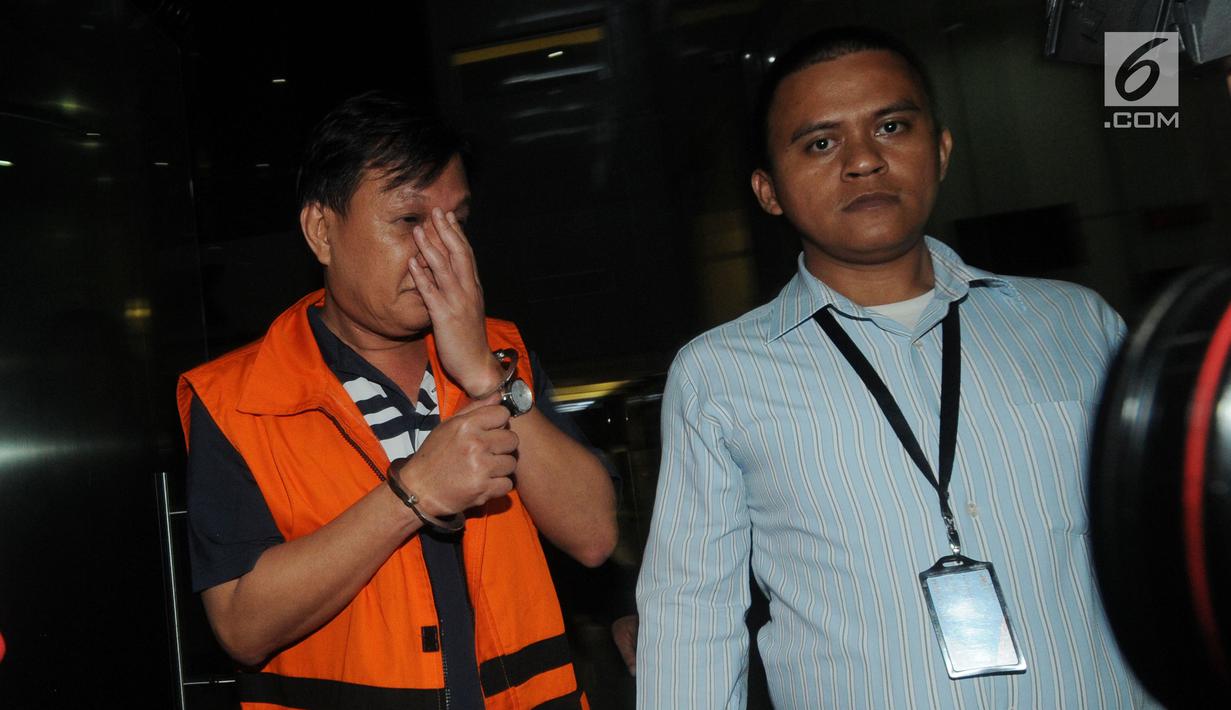 Pengusaha penyuap Bupati Kepulauan Talaud Sri Wahyumi Maria Manalip, Bernard Hanafi Kalalo seusai menjalani pemeriksaan di Gedung KPK, Jakarta, Rabu (1/5/2019). Bernard Hanafi ditahan KPK sebagai tersangka kasus suap proyek revitalisasi pasar di Kabupaten Kepulauan Talaud. (merdeka.com/Dwi Narwoko)