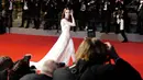 Aktris Inggris, Lily Collins meninggalkan lokasi usai menghadiri pemutaran film 'Okja' pada Festival Film Cannes ke-70 di Cannes, Prancis selatan. (AFP Photo/ Valery Hache)
