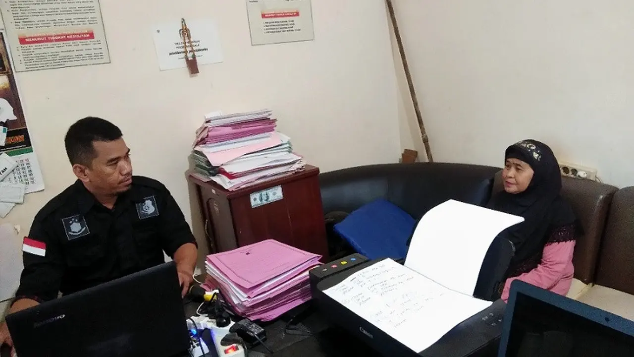 Penyidik Polsek Bontoala Makassar sedang memeriksa intensif nenek yang mengaku bisa gandakan uang (Liputan6.com/ Eka Hakim)