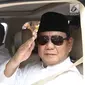 Bakal Calon Presiden, Prabowo Subianto melakukan gerakan hormat dari dalam mobilnya  saat perjalanan menuju Gedung KPU, Jakarta, Jumat (10/8). Ketua Umum Gerindra itu berangkat ke KPU untuk mendaftarkan diri sebagai capres. (Liputan6.com/Herman Zakharia)
