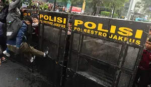 Jalan Sudirman Menuju Bundaran HI Ditutup Imbas Demo