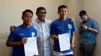 Muchlis Hadi dan Ghozali Siregar diresmikan jadi pemain Persib Bandung, Jumat (2/2/2018). (Bola.com/Erwin Snaz)
