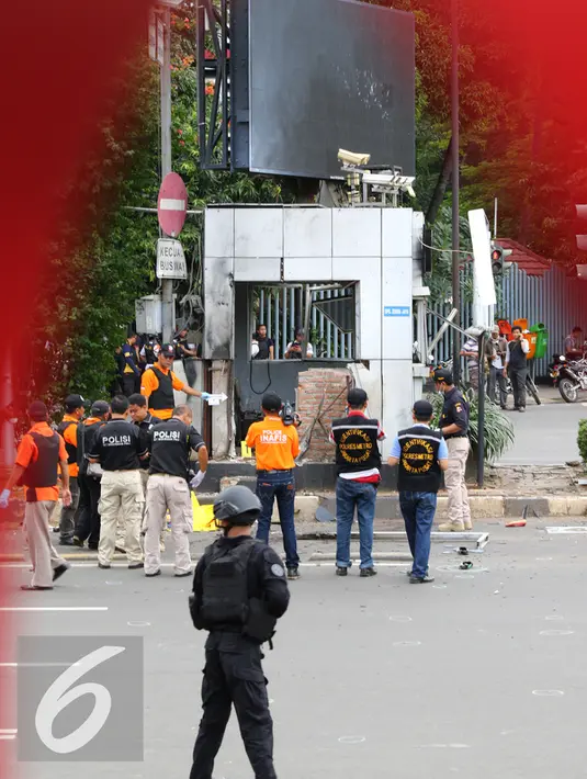 Sejumlah Personil kepolisian saat melakukan penyelidikan di lokasi pos pol sarinah, Jakarta, Kamis, (14/1/2016). Beberapa ledakan dan suara senjata api terjadi di pusat ibukota. (Liputan6.com/Yudha Gunawan)
