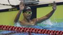 Perenang Indonesia, Jendi Pangabean, selebrasi usai menjadi yang tercepat pada Asian Para Games cabang renang nomor 100 meter gaya punggung S9 di Stadion Aquatic, Jakarta, Kamis (11/10). (Bola.com/Vitalis Yogi Trisna)