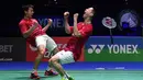 Ganda putra Indonesia, Kevin Sanjaya dan Marcus Gideon saat meraih gelar juara All England di Birmingham, Minggu (12/3/2017). Keduanya tahun ini akan berjuang untuk mempertahankan gelar juara All England. (AFP/Justin Tallis)