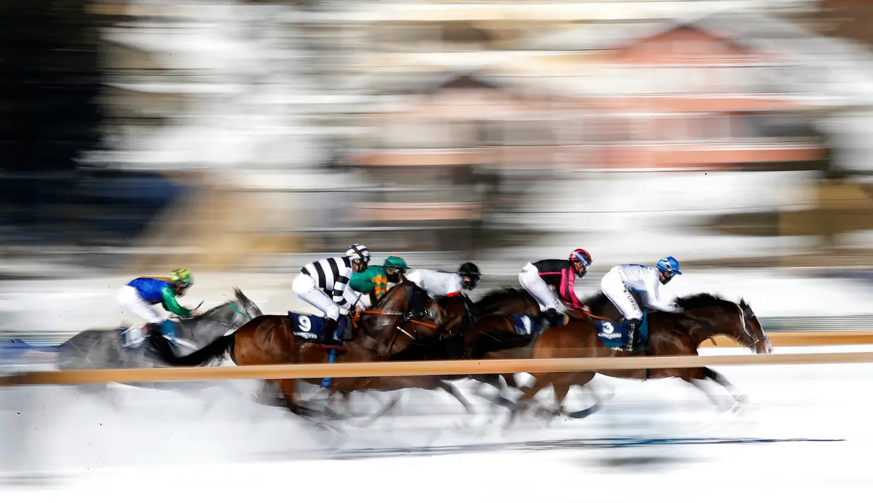 Para peserta saling memacu kudanya saat lomba kategori flat race selama pacuan kuda White Turf di danau beku, Saint Moritz, Swiss, 17 Februari 2019. Pacuan kuda ini diadakan pada Februari ketika danau St. Moritz masih beku. (STEFAN WERMUTH / AFP)