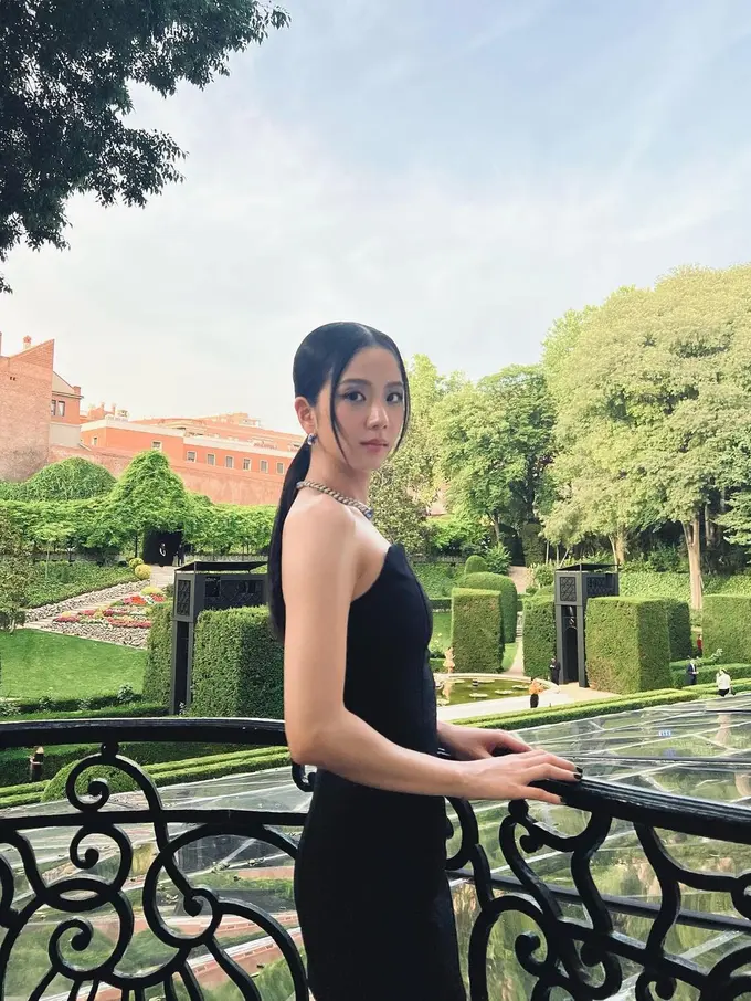8 Pesona Jisoo Blackpink saat Hadiri Cartier Gala 2022 di Madrid, Banjir Pujian