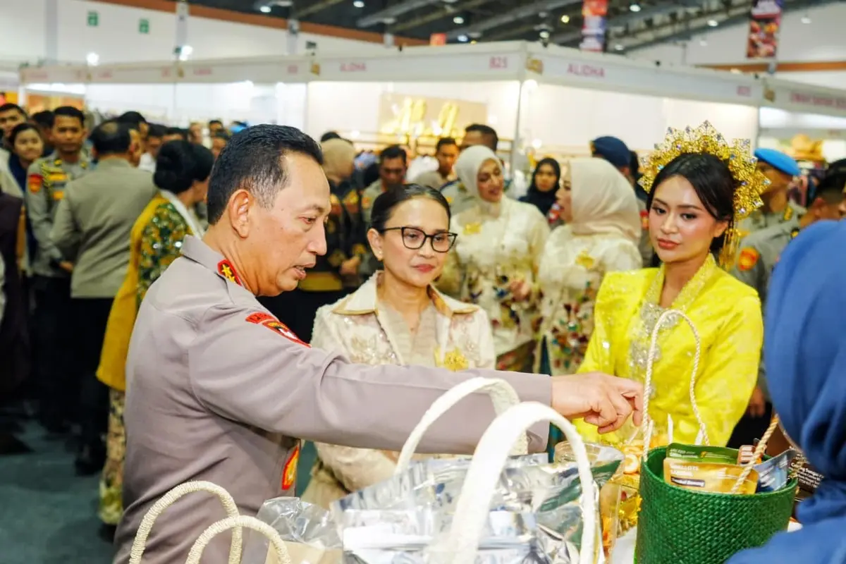 Kapolri Jenderal Pol. Listyo Sigit Prabowo meninjau pelaksanaan Bazar Kreasi Bhayangkari Nusantara (KBN) di Jakarta International Convention Center (JICC), Senayan, Jakarta, Rabu (22/7) (Istimewa)