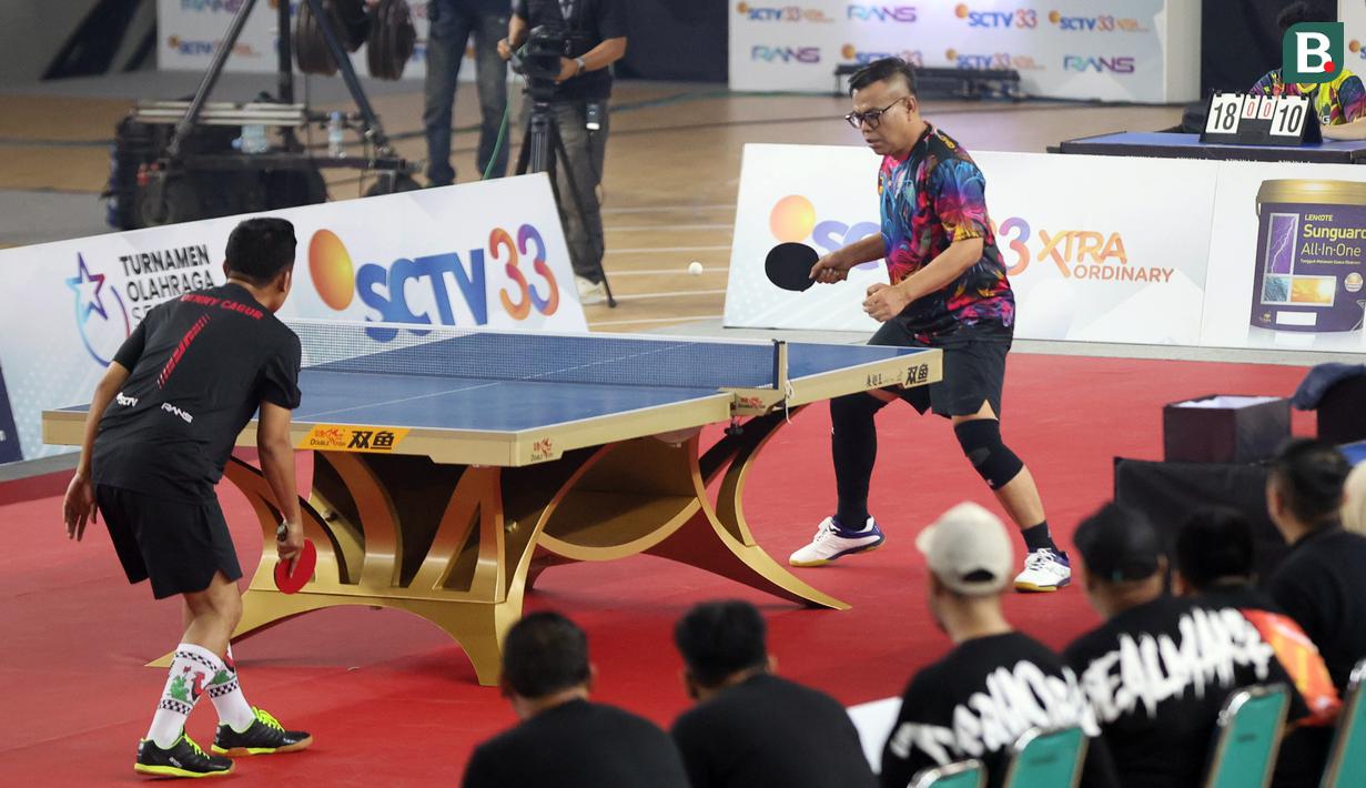 Pertandingan antara Denny Cagur dan Abdel Achrian berlangsung seru dan sengit. Cing Abdel sapaan akrab Abdel Achrian memang terlihat diatas angin dan dengan mudah saat melawan Denny Cagur. (Bola.com/Abdul Aziz)