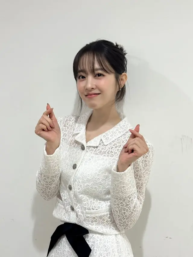 Gaya Rambut Berponi ala Park Bo Young, Tampil Awet Muda di Usia 35 Tahun (foto IG: @boyoung0212_official)