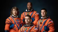 Koch, Glover (belakang), Hansen, dan Wiseman (duduk) diresmikan di Johnson Space Center. (NASA)