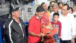 Menteri Perhubungan (Menhub) Budi Karya Sumadi menyapa penumpang di atas gerbong KA Tawang Jaya di Stasiun Semarang Poncol, Jawa Tengah, Kamis (29/6). Menhub melakukan pengecekan kesiapan arus balik Lebaran 2017 di stasiun tersebut (Liputan6.com/Gholib)