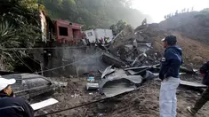 Warga melihat rumah rusak akibat tanah longsor di Santa Catarina Pinula, Guatemala (2/10/2015). Menurut media lokal, enam mayat ditemukan dari lumpur, dan sekitar 40 rumah hancur, setelah tanah longsor yang disebabkan hujan lebat. (REUTERS/Josue Decavele)