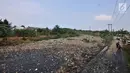 Warga beraktivitas di pinggir Kali Pisang Batu yang dipenuhi sampah, Tarumajaya, Bekasi, Rabu (9/1). Tumpukan sampah tersebut berasal dari limbah rumah tangga. (Merdeka.com/Iqbal S Nugroho)