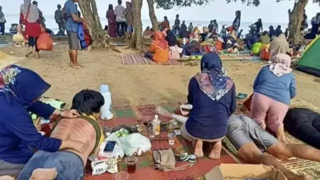 8 Potret Absurd Orang Saat Liburan di Pantai Ini Bikin Geleng Kepala