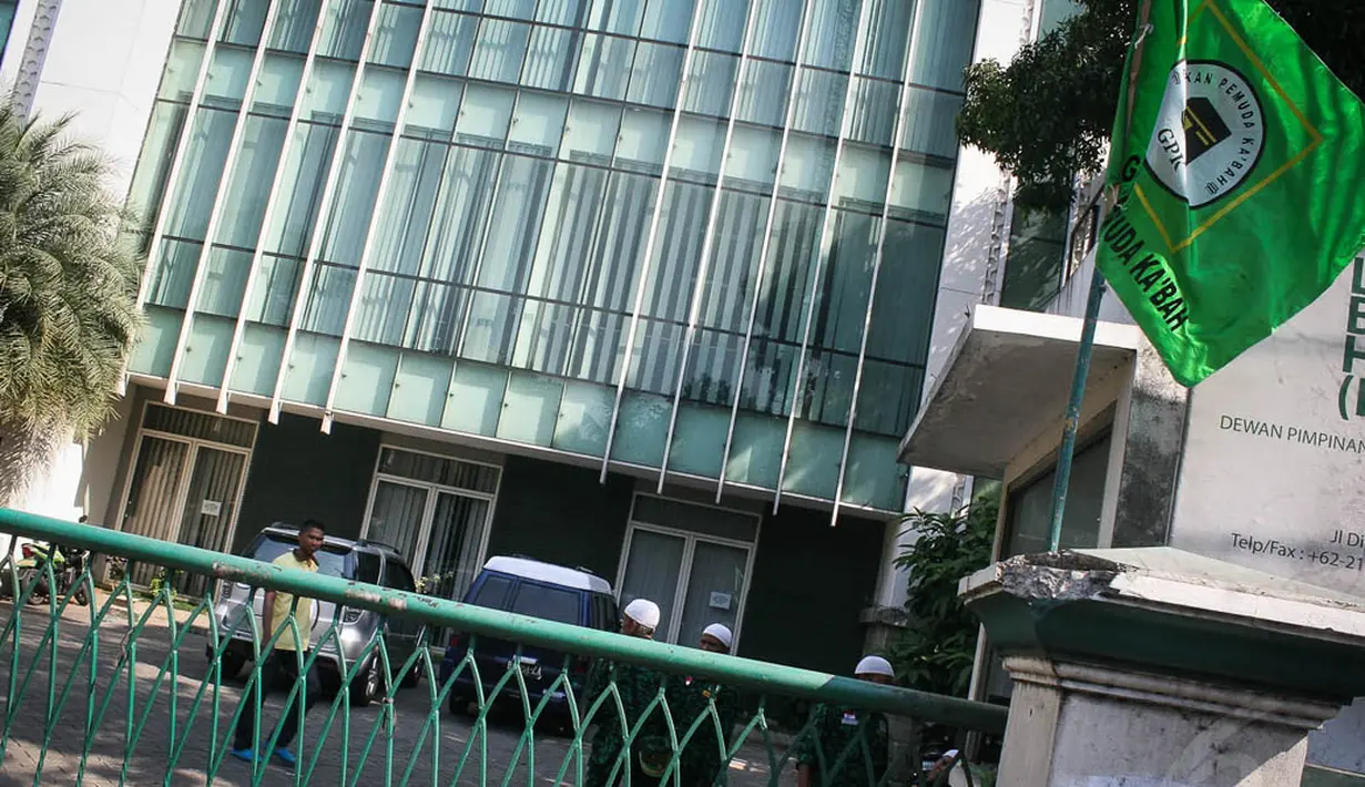 Puluhan orang berpakaian loreng tersebut masih berjaga meski kantor DPP PPP terlihat lengang dari aktivitas kepartaian, Jakarta, (17/9/14). (Liputan6.com/Faizal Fanani) 