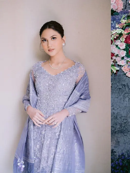 Jalani prosesi mangain, jessica mila pakai kebaya nuansa lilac dipadukan dengan kain tenun songket mewah berwarna senada.  [Instagram/jscmila]