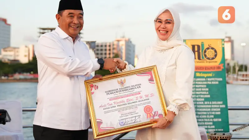 Pj Gubernur Sulsel Bahtiar Baharuddin berikan penghargaan (Liputan6.com/Istimewa)