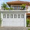 7 Model Pintu Garasi Lipat dengan Panel Roster di Bagian Atas, Fasad Rumah Terlihat Lebih Modern