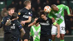 Pertarungan sengit tersaji di leg pertama babak 16 Liga Europa antara Wolfsburg dengan Inter Milan di Stadion Volkswagen Arena, Jumat (13/3/2015). Wolfsburg menang 3-1 atas Inter Milan. (Reuters/Fabian Bimmer)