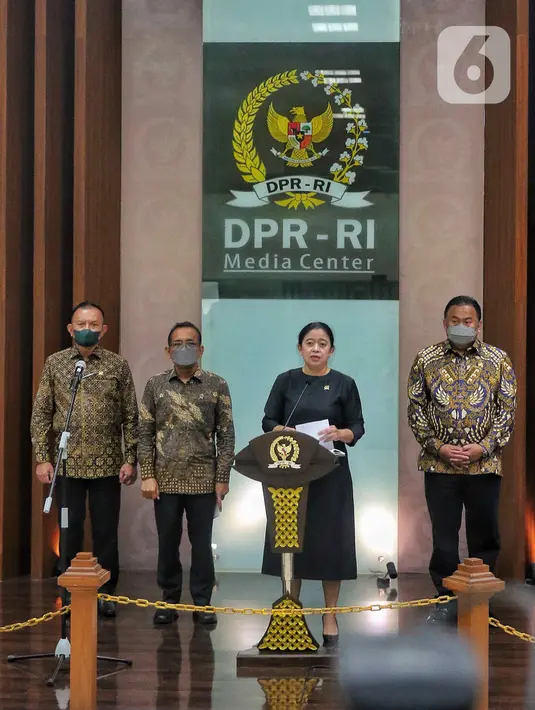 Ketua DPR Puan Maharani (kedua kanan) memberikan keterangan pers tentang Surat Presiden penunjukan Panglima TNI di Media Center DPR, Senayan, Jakarta, Senin (28/11/2022). Presiden Joko Widodo menunjuk Kepala Staf Angkatan Laut (KSAL) Laksamana TNI Yudo Margono sebagai calon Panglima TNI menggantikan Jenderal Andika Perkasa yang akan memasuki masa pensiun pada 21 Desember 2022 mendatang. (Liputan6.com/Angga Yuniar)