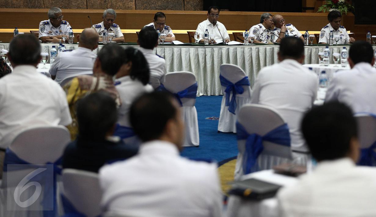 Menhub Budi Karya Sumadi (tengah) menyampaikan pemaparan dalam kegiatan Transportation Outlook 2017 di Kemenhub, Jakarta, Kamis (15/12). Kegiatan itu memaparkan pencapaian Kementerian Perhubungan selama tahun 2016. (Liputan6.com/Faizal Fanani)