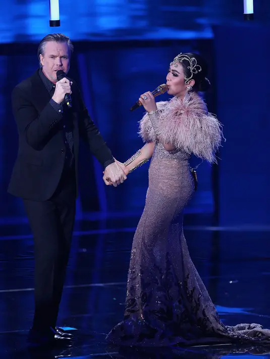 Balutan gaun elegan  dan kilauan aksesoris yang dikenakan Syahrini menambah penampilannya menjadi lebih membahana. Mereka tampak menjadi pasangan yang serasi, terlebih Rick Price yang mengenakan setelan jas. (Bambang E. Ros/Bintang.com)