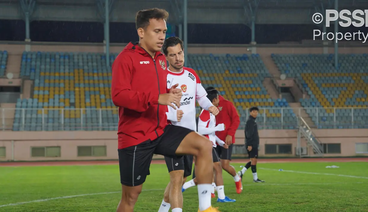 Pemain Timnas Indonesia, Egy Maulana Vikri (kiri) dan Thom Haye melakukan pemanasan saat latihan menjelang laga Kualifikasi Piala Dunia 2026 melawan China yang berlangsung di Stadion Qingdao Tiantai, China pada Minggu (13/10/2024) malam waktu setempat. (Dok. PSSI)