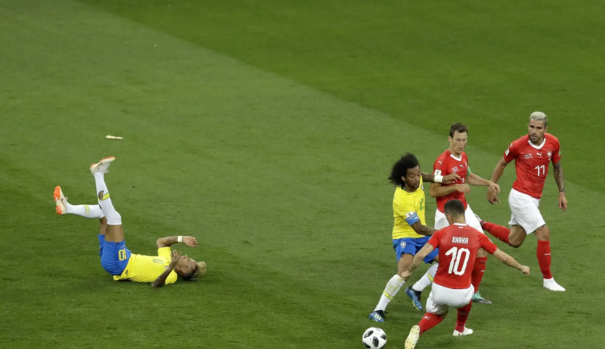 Pemain Brasil, Neymar terjatuh dalam laga penyisihan Grup E Piala Dunia 2018 antara Brasil dan Swiss di Rostov Arena, Rostov-On-Don, Rusia, Minggu (17/6). Pertandingan berakhir dengan skor 1-1. (AP Photo/Andrew Medichini)