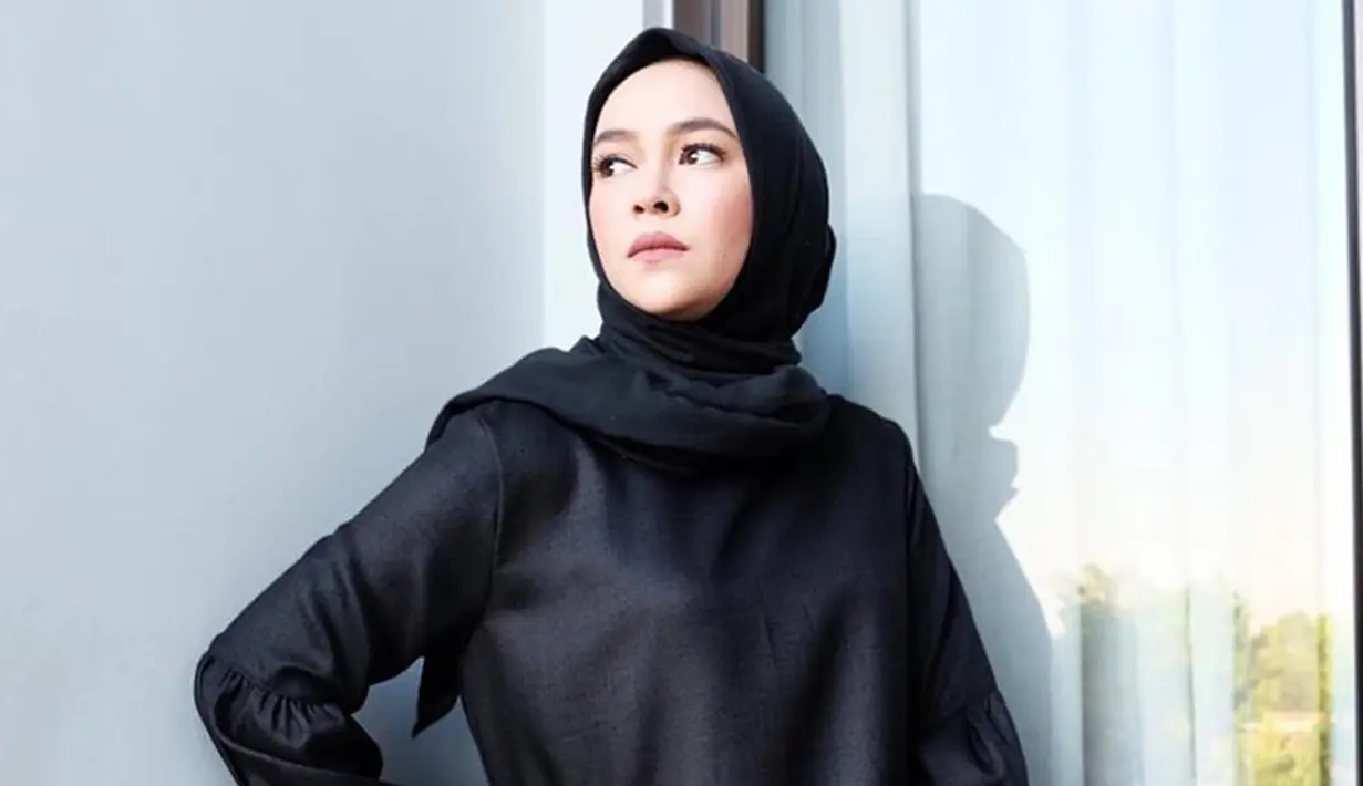 Aryani Fitriana kerap membagikan foto dirinya dengan busana simpel dan santai. Salah satu outfit yang sering ia pakai adalah busana serba hitam. (Liputan6.com/IG/aryanifitriana24)