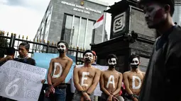 Sebuah poster berisi tuntutan dibawa oleh massa yang tergabung dalam Aksi Solidaritas Mahasiswa di depan Gedung Polda Metro Jaya, Jakarta, Jumat (9/12). Mereka menuntut agar para tersangka dugaan makar dibebaskan. (Liputan6.com/Faizal Fanani)